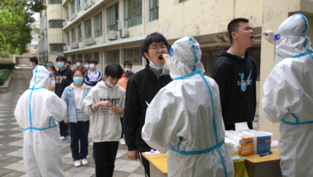 "我是高三学生的家长,今天带孩子来做核酸检测,我们要支持学校的工作