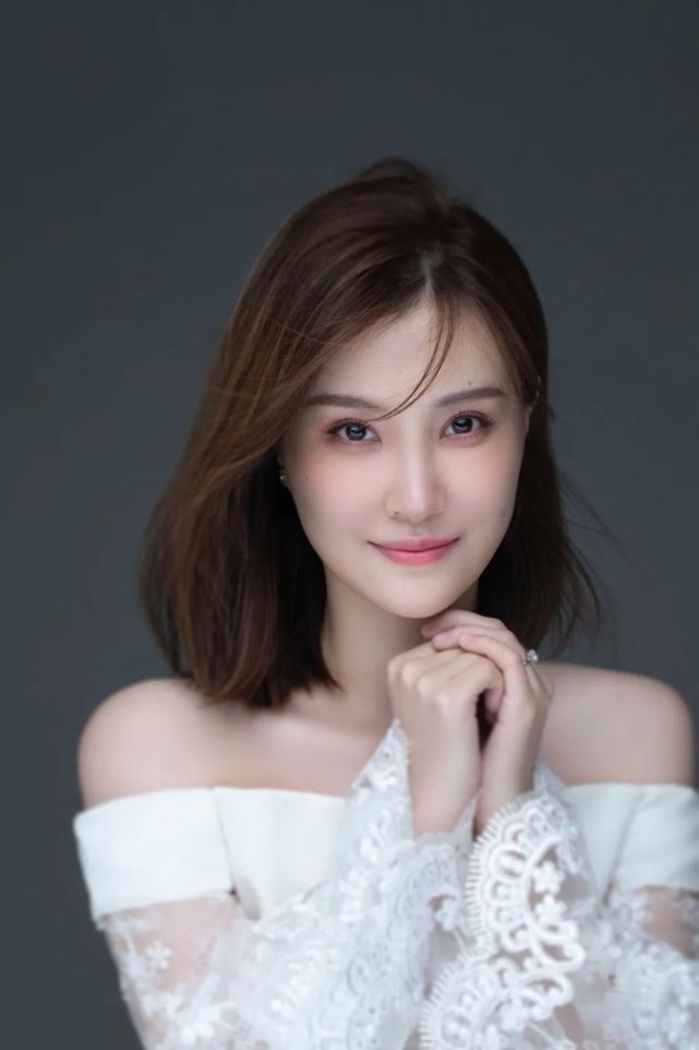 耿婕妤毕业于中央音乐学院,格乐大学硕士,中国文艺志愿者,北京音乐家