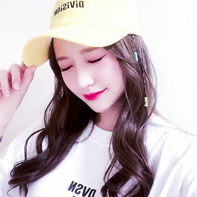 女头美貌与智兼备面带微笑的美女头像图片