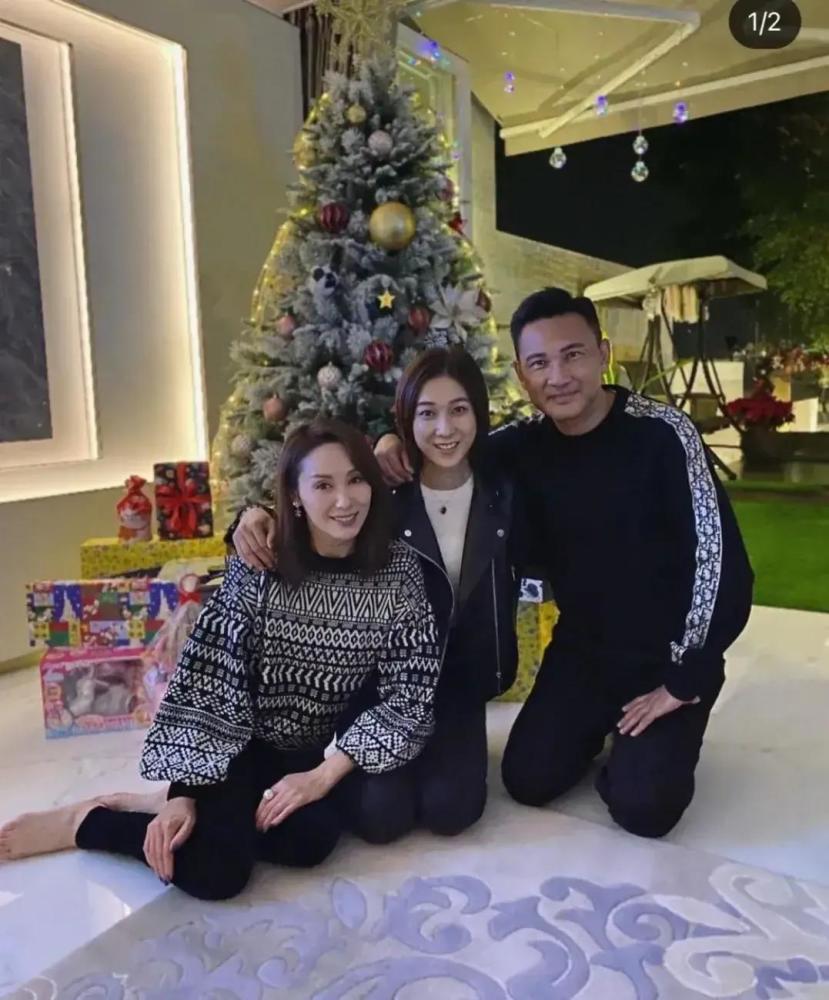 对方是梁乃鹏的侄子,因此她老公也算富二代,钟嘉欣的父母对这位女婿也