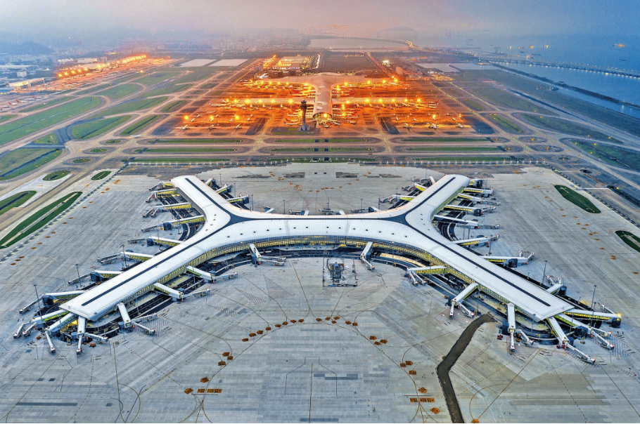 报告中提到,深圳宝安国际机场卫星厅投入使用,机场旅客吞吐量,货邮