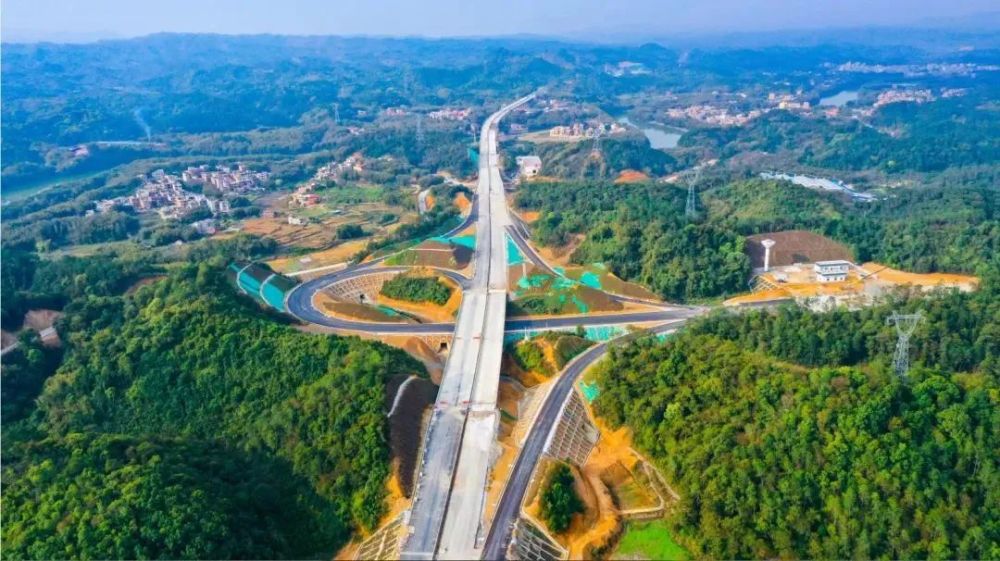 摄一年之计在于春,从盘旋曲折于丘陵间的贺州至巴马高速公路蒙象段,到