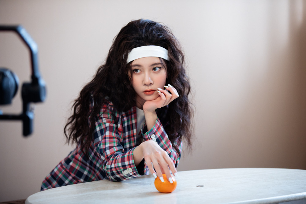 宋妍霏化身辣妹的羊毛卷搭配白色发带造型复古又灵动时尚感十足