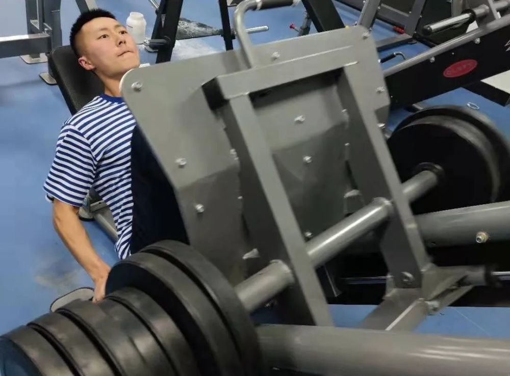 快来看看让人羡慕的肌肉吧体验着大汗淋漓的畅快一群兵哥哥挥汗如雨在