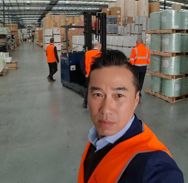 tvb男星何英伟近况移居内地全家在东莞生活低调复出直播带货