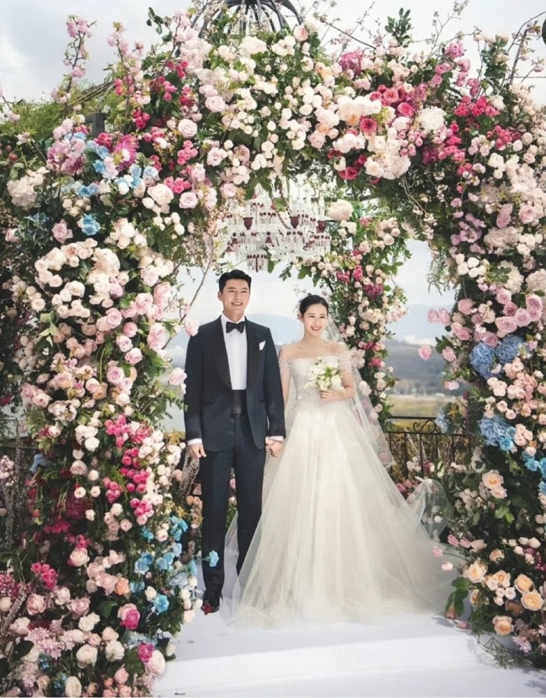 玄彬孙艺珍婚礼高清图来了牵手甜笑太养眼现身机场去度蜜月