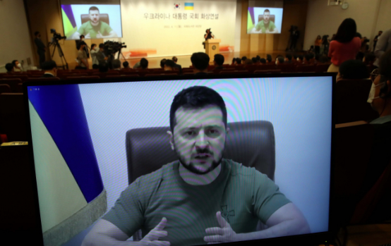泽连斯基对韩国会视频演讲请求军事援助，韩网友：我们不是北约成员国没有产品怎么直播带货