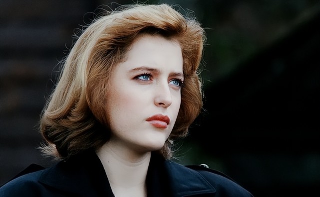 好莱坞女星吉莲·安德森:我不穿胸罩,谁爱穿谁穿