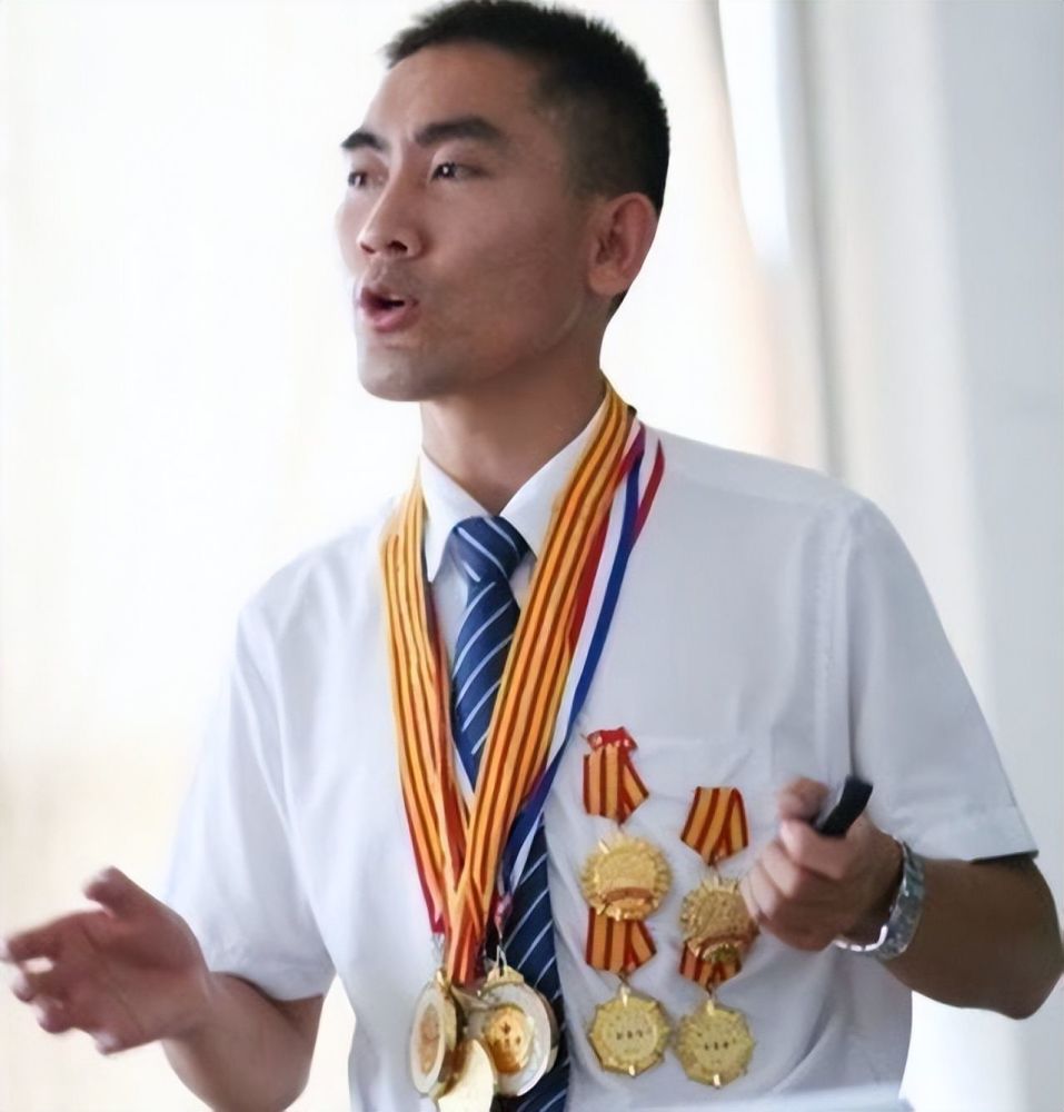 贵州孝子刘秀祥搭草棚住猪圈背着疯母上大学14年后现状如何