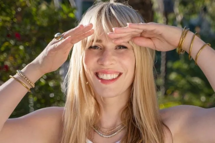 gina gershon而工作上,反而开始有了转机.