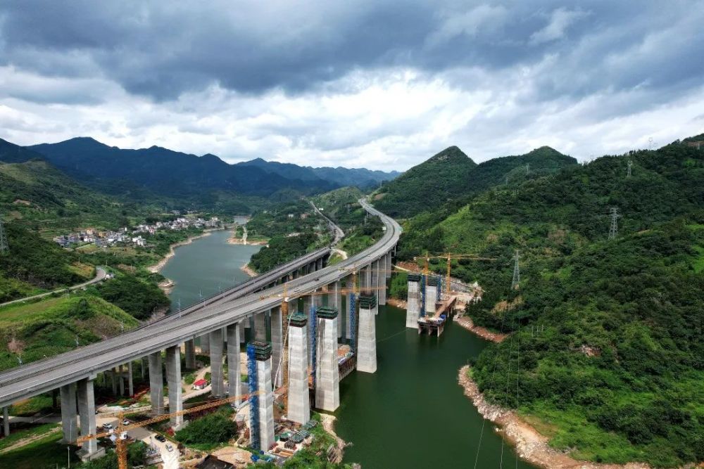 盘兴高铁兴义段贯通隧道8座桥梁开累完成395177米