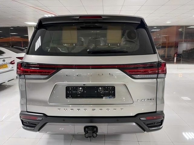 落地价超200万!全新雷克萨斯lx600国内实拍,内饰可媲美迈巴赫