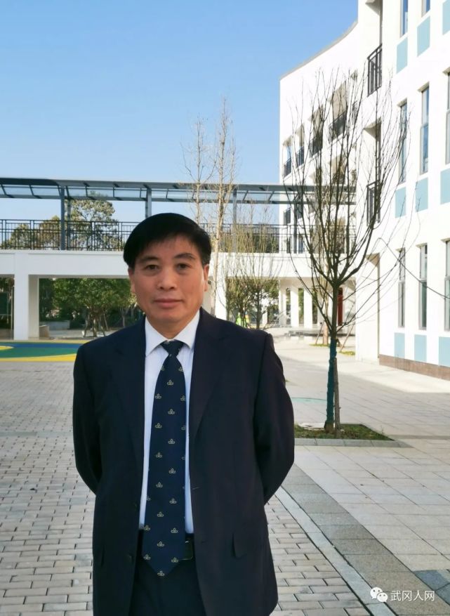 化学和教育管理双学位,文理兼通,化学科奥赛教练,分别在武冈二中,湖南