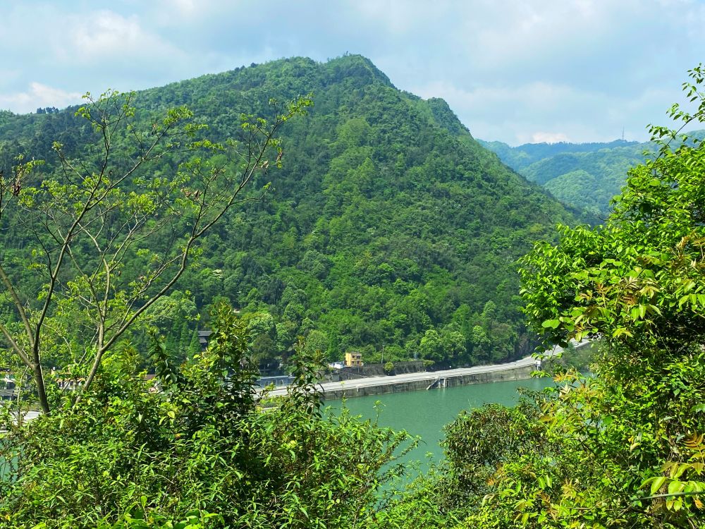 徒步成都彭州牛心山山顶风景绝佳千年古寺有着神奇传说