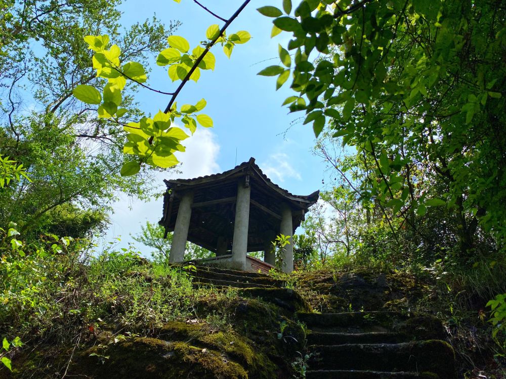 徒步成都彭州牛心山,山顶风景绝佳,千年古寺有着神奇传说_腾讯新闻