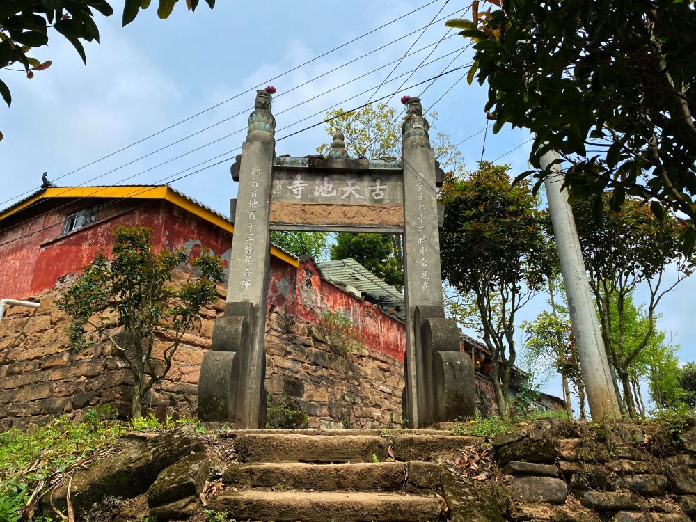 徒步成都彭州牛心山,山顶风景绝佳,千年古寺有着神奇传说_腾讯新闻