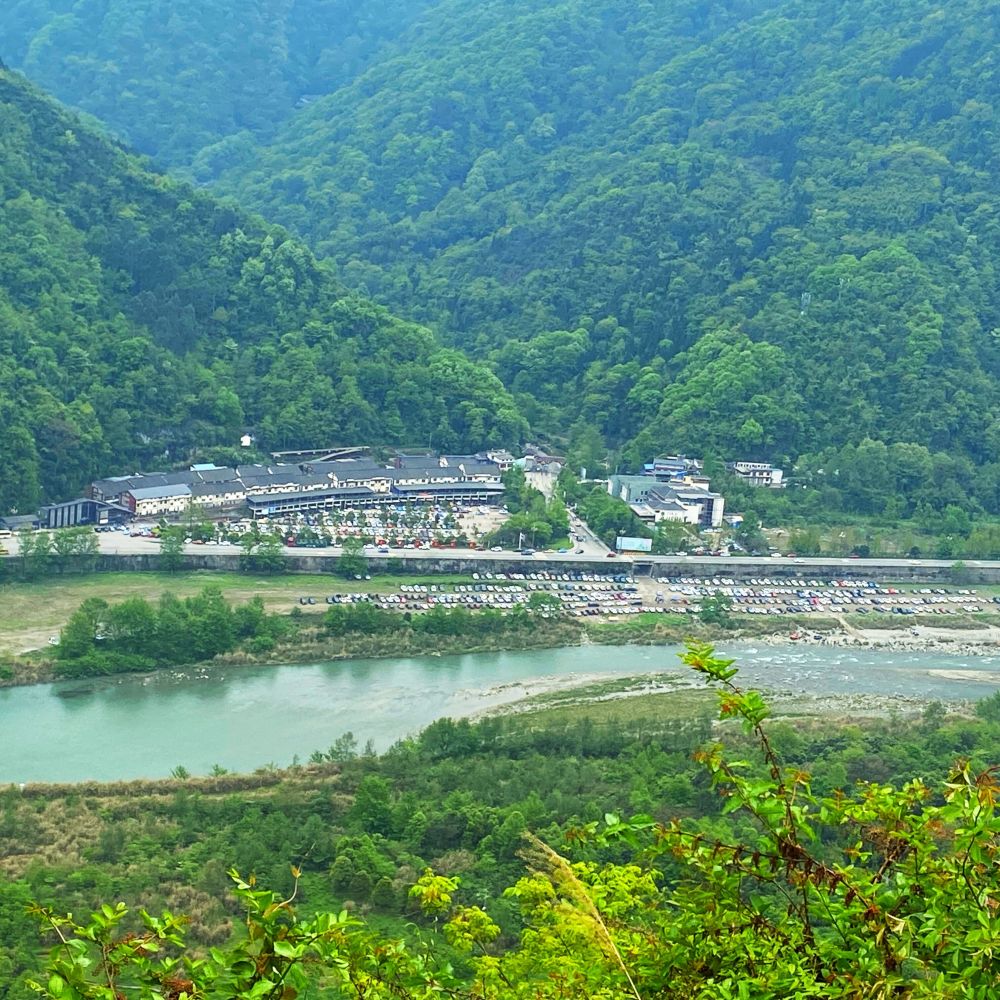 徒步成都彭州牛心山,山顶风景绝佳,千年古寺有着神奇传说