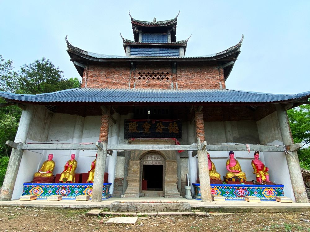 徒步成都彭州牛心山,山顶风景绝佳,千年古寺有着神奇传说