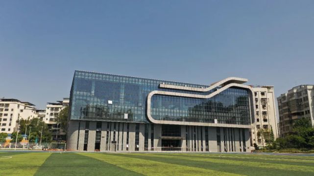 广东省第十三届中学生运动会将于7月底在韶关举行,南雄中学体育馆是