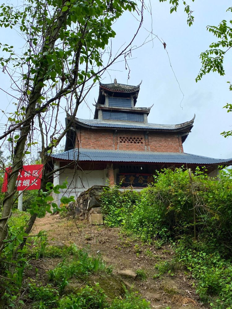 徒步成都彭州牛心山,山顶风景绝佳,千年古寺有着神奇传说