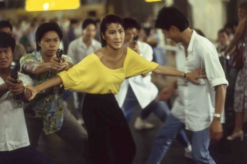 1985年的《皇家师姐》,是杨紫琼第一次做女主角,饰演女警吴洛茜;在片