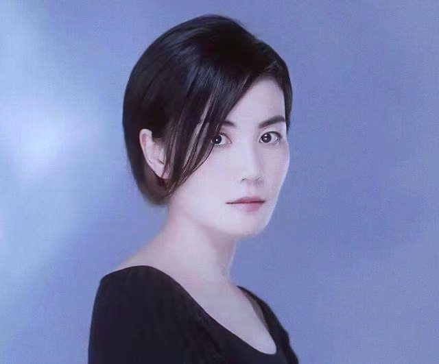 王菲久违露面形象大变!留微卷短发俏皮减龄,穿搭简单又大气插图1