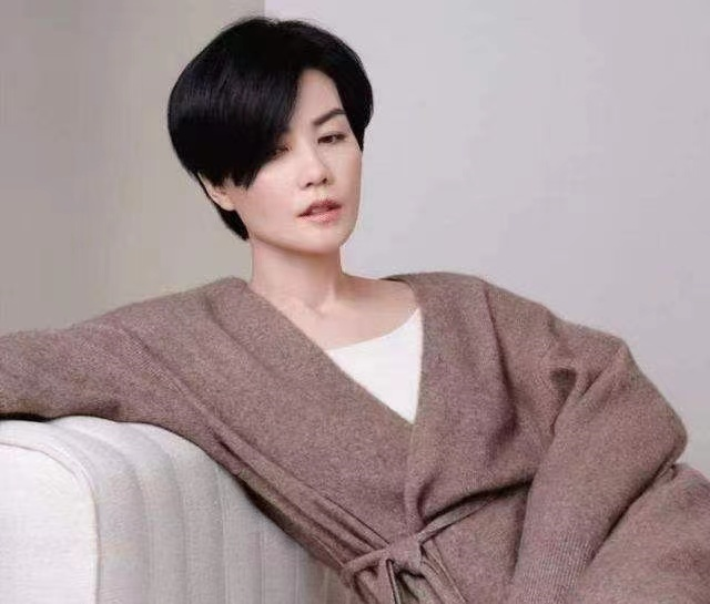 王菲久违露面形象大变!留微卷短发俏皮减龄,穿搭简单又大气插图8