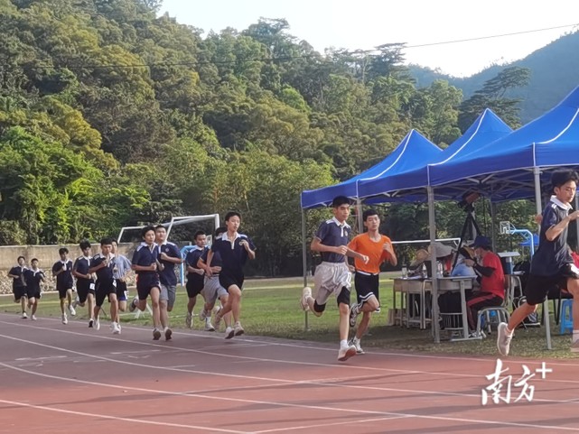 珠海市南屏中学考点的考生们.近2.