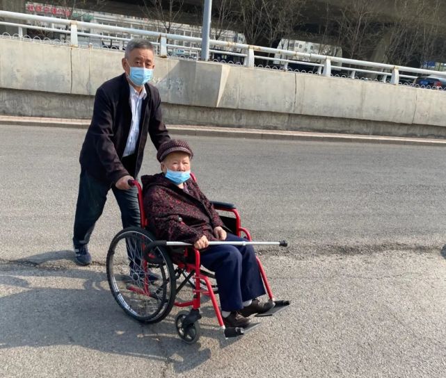 绿色通道,引导接种前鉴诊,经过医生全面检查后,为老奶奶接种了疫苗