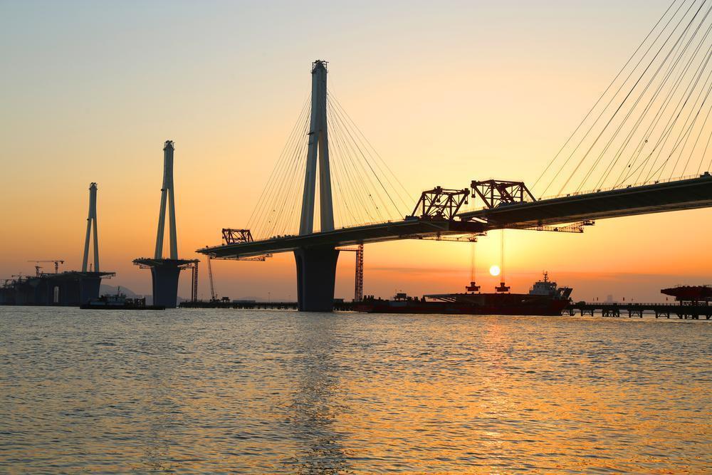 珠海金海大桥标准钢箱梁架设过半