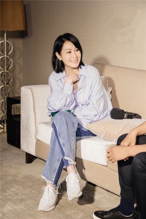 刘若英爬山素颜照,脸自然不遮皱纹,但50岁老态真实还这么漂亮!插图4