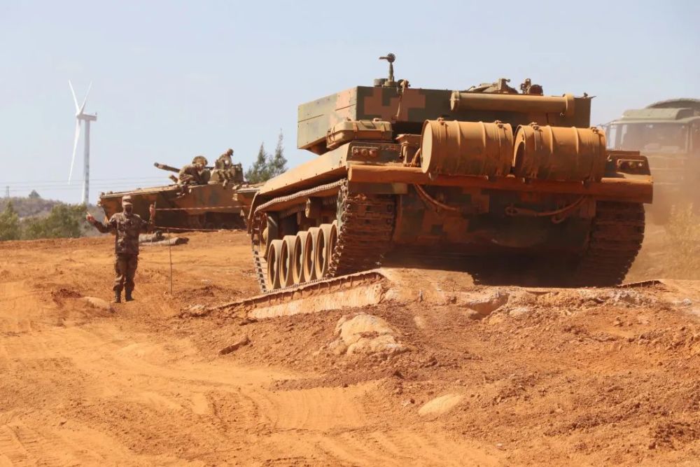 新驾驶员们的理论学习情况该旅"英雄营"高级坦克驾驶员曾明军"周家栋