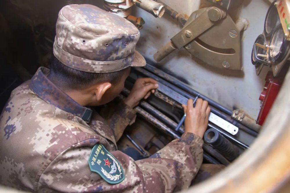 正在考察新驾驶员们的理论学习情况该旅"英雄营"高级坦克驾驶员曾明军