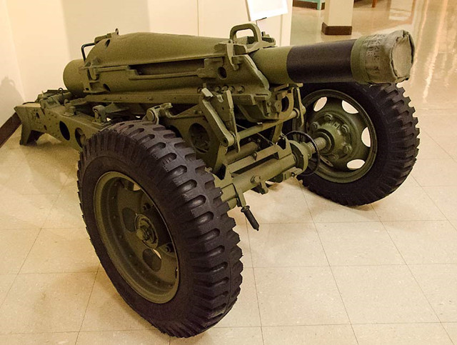 2英寸迫击炮搭配使用,两者弹药通用,它的服役时间较短,60年代末就退出