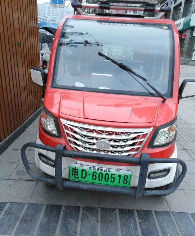同时,老年代步车需要挂车牌,老年代步车属于微型电动汽车,那么就应该