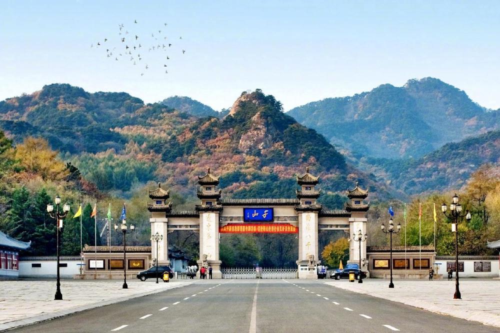 位于南部游览区诸山脉之巅,大安,中会,香岩诸寺和五龙宫诸庙宇拱卫之