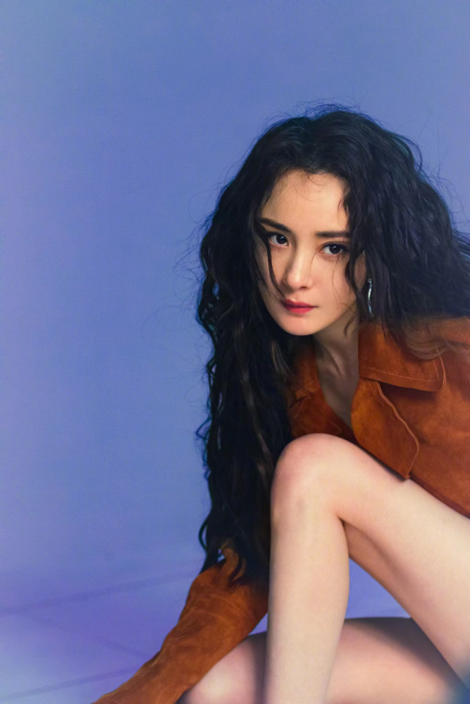 杨幂羊毛卷造型彻底封神!穿全黑look成优雅赫本,气质美艳又大气插图4