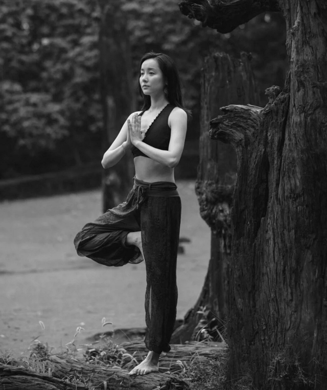 38岁吕一森林里做瑜伽一条腿站立单手抓脚穿深v胸前骨头突出