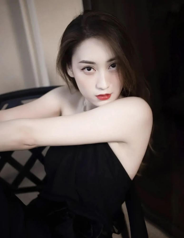 时尚女神:演员谭乔尹,收腰的长裙,飘逸的垂感,时尚感满满_腾讯新闻