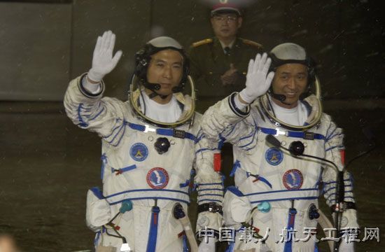 2003年10月15日發射升空神舟五號飛船作為我國第一艘載人飛船以慶祝