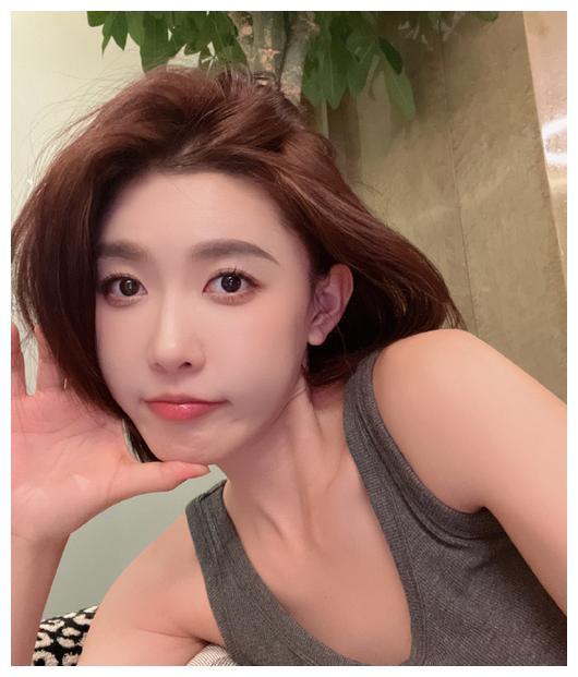 2100w粉聂小雨又玩擦边?香肩裸露遭质疑,网友:老肩巨"滑"_腾讯新闻