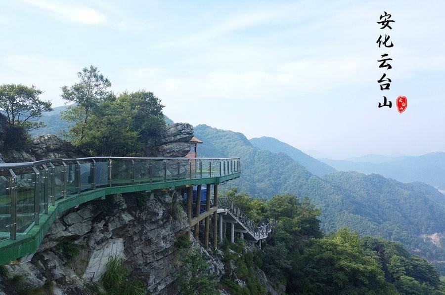 門票套票包含經典玻璃棧道,網紅項目玻璃滑道,以及登頂雲臺山最高峰的