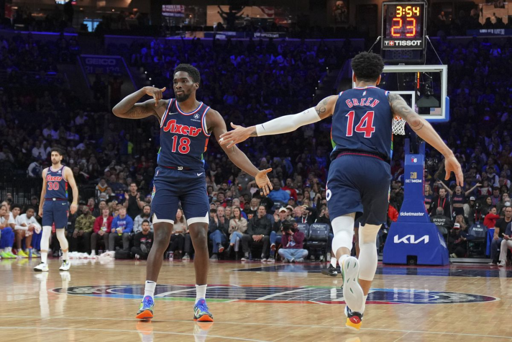 比赛中,代表76人替补出场的两名球员谢克-米尔顿(shake milton)和保罗