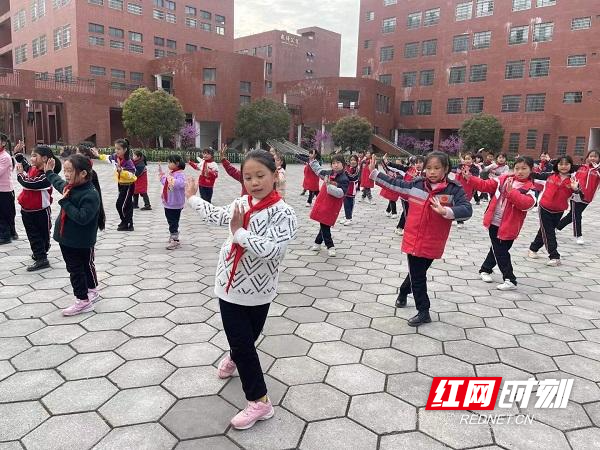 凤凰县思源实验学校打五禽戏唱戏曲绽放校园新活力
