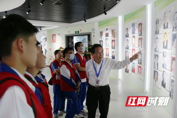 桃源一中校长,校关工委荣誉主任燕立国向小记者介绍校史.