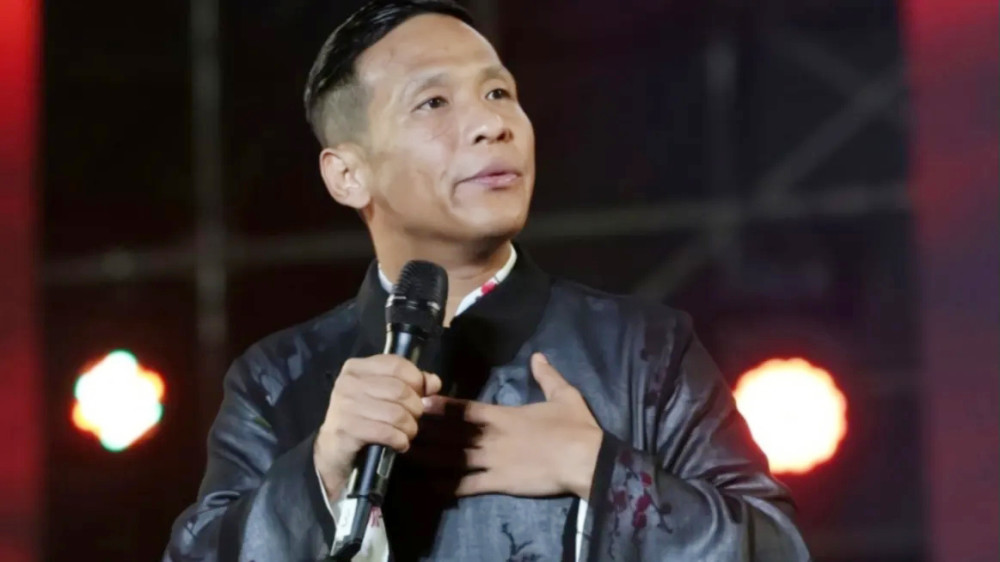 被焦小龙发现,他觉得宋小宝长相颇具喜感,便带他去剧团学习二人转表演