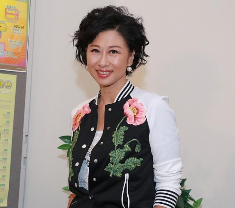 叶倩文60岁仍青春叛逆蕾丝内搭配棒球外套这老太太有点潮
