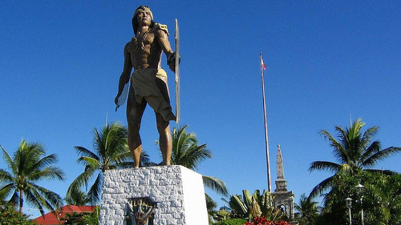 麦哲伦之死的双面碑