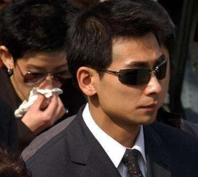 梅艳芳情绪失控,立马喊保镖把赵文卓轰出门,原因让人心疼_腾讯新闻