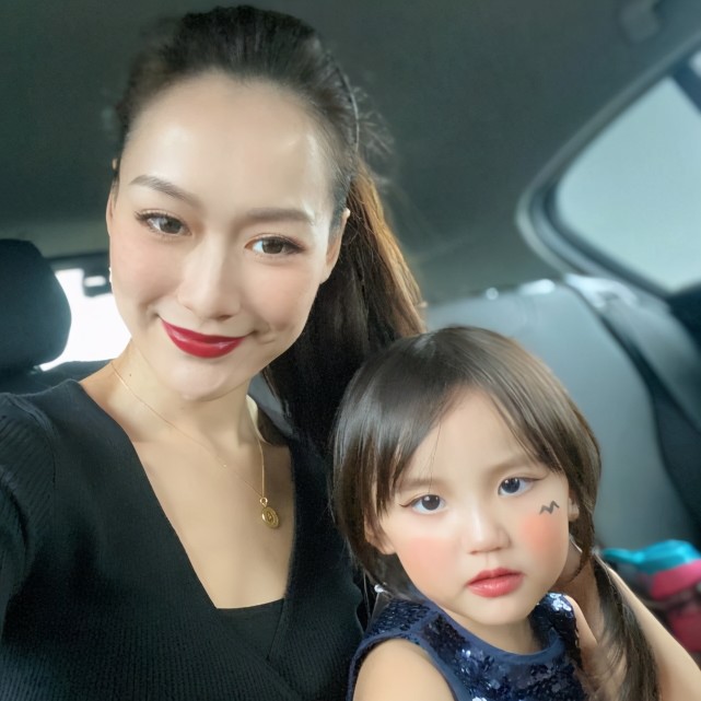 1972年出生的秦汉女儿50岁了,儿子小2岁.